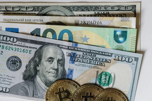 Altın Bitcoin farklı banknotların üzerinde yatıyor. Kriptocyrrency yeni sanal parayla karşılaştırılır. Amerikan Doları Euro ve diğer nakit