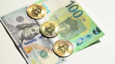 ABD Doları ve Euro banknotları arasında bulunan dijital kripto altın bitcoin. Sanal para ve nakit arasındaki fark. Yeni sanal para kavramı