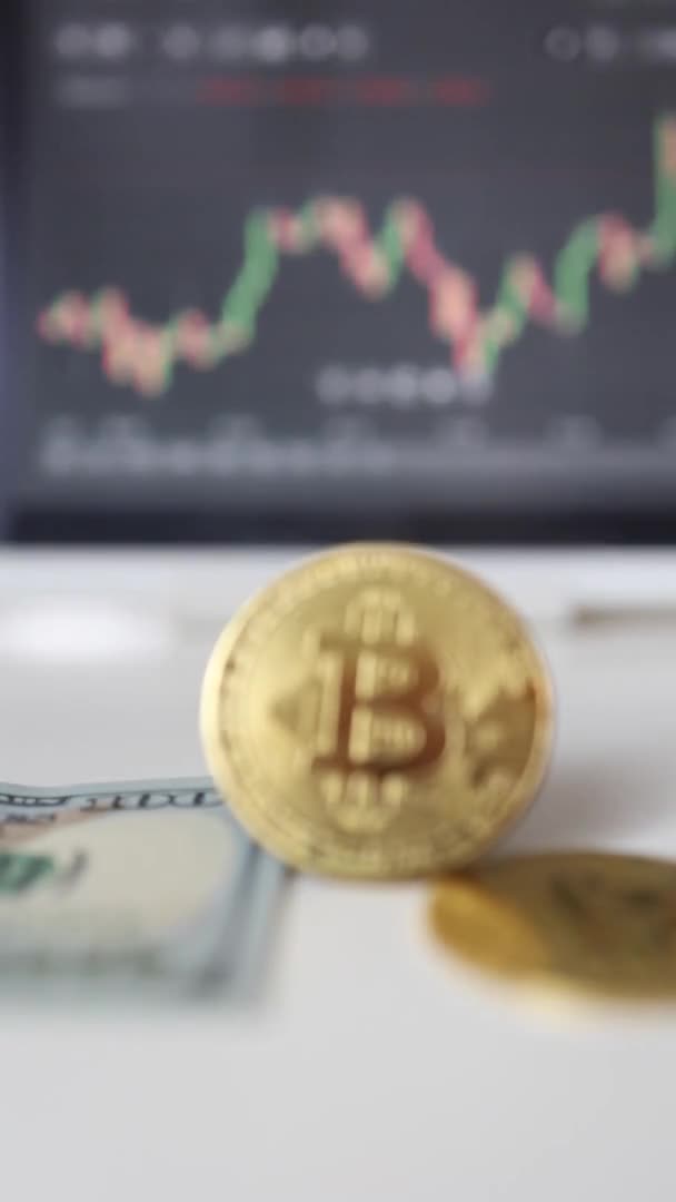 Vidéo déconcentrée de l'or Bitcoin crypto-monnaie sur fond de tablette avec diagramme de stock. Investissement dans la monnaie virtuelle. Concept de crypto-monnaie — Video