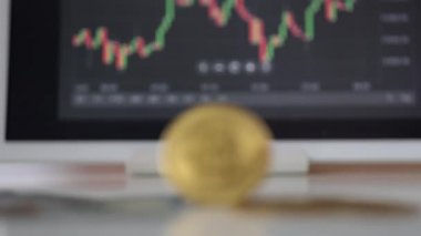 Altın bitcoin kripto para birimi ve tabletin arka planında hisse senedi diyagramı olan Amerikan doları. Sanal paraya yatırım yapmak. Kripto para birimi konsepti. Odaklanmamış video