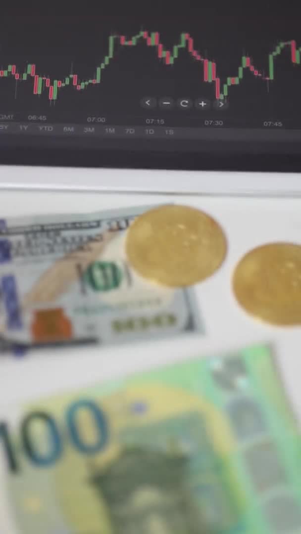 Bitcoin oro Dólar estadounidense y euro cerca de la tableta con aplicación de comercio. Concepto de bolsa. Viajar en línea. Vídeo vertical. Descafeinado — Vídeos de Stock