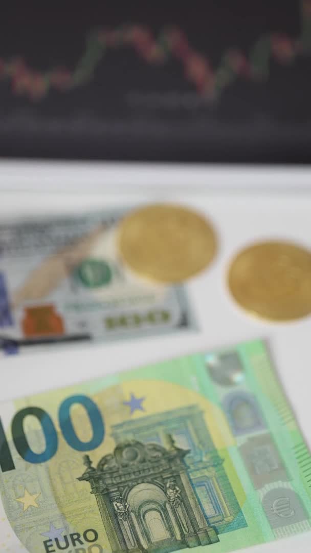 Moeda bitcoin dourada Dólar dos EUA e euro perto de tablet com aplicativo de negociação. Conceito de bolsa de valores. A traição online. Vídeo vertical. Descafeinado — Vídeo de Stock