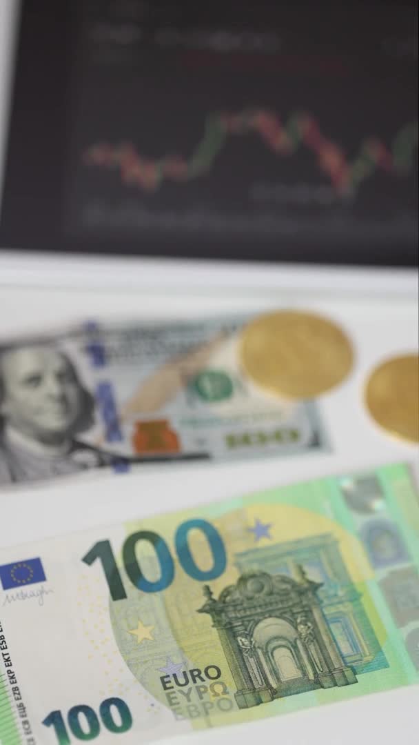 Bitcoin d'or pièce Dollar américain et euro près de tablette avec application de trading. Concept boursier. Traiding en ligne. Vidéo verticale. Décofused — Video