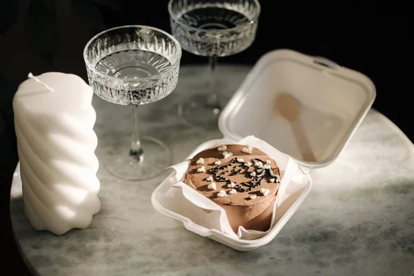Bolo de chocolate bento com vela branca e copos de champanhe na mesa de mármore de luxo — Fotografia de Stock