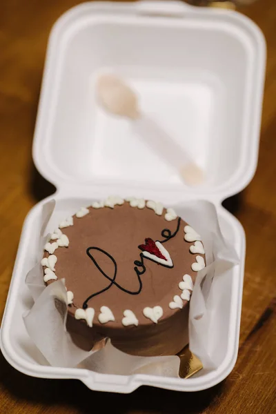 Bolo Bento com inscrição amor e corações de açúcar branco em embalagem eco-box com colher de madeira. Bolo de chocolate — Fotografia de Stock
