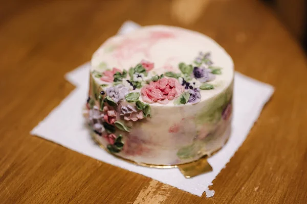 Kis bento torta díszített cukor virágok, mint egy ajándék az ünnep. Sütemények egy személynek — Stock Fotó