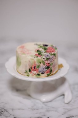 Bayram hediyesi olarak şeker çiçekleriyle süslenmiş küçük bir bento keki. Bir kişi için kekler