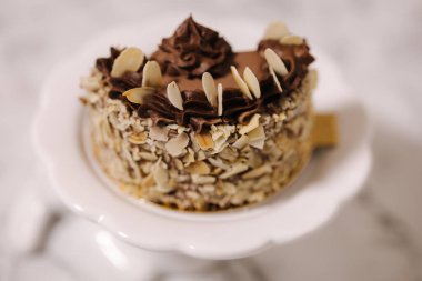 Çikolatalı bento keki. Paskalya tavşanı standında sunum pastası. Pasta bölümü