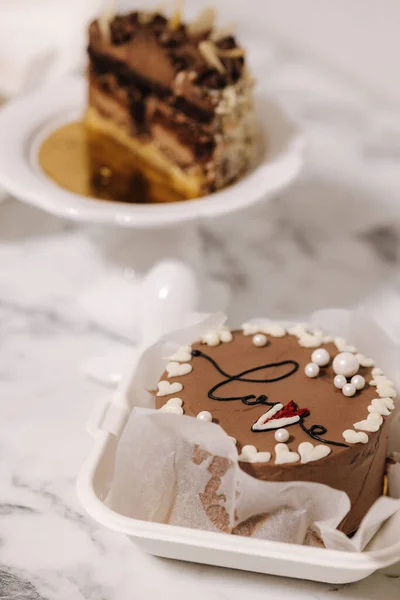 Dois bolos de bento diferentes na mesa branca. Bolo de bento pequeno para uma pessoa como um presente para o feriado — Fotografia de Stock