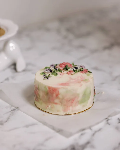 Small bento cake decorated by sugar flowers as a gift for the holiday. Cakes for one person — Stock Photo, Image