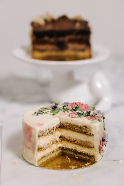 Egy szelet tiramisu bento torta. A torta bemutatása a szakaszban. Édes desszert egy embernek. Egy kis szülinapi torta. Háttér mások bento torta — Stock Fotó