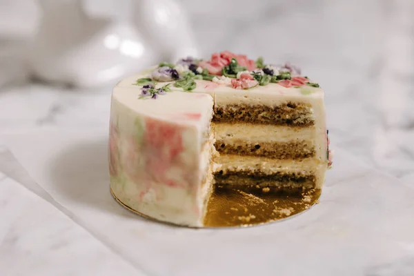 Slice of tiramisu bento cake. Presentation of cake in section. Sweet dessert for one person. Close-up of little birthday cake — Stock Photo, Image