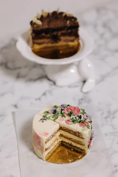 Slice of tiramisu bento cake. Presentation of cake in section. Sweet dessert for one person. Little birthday cake. Background of others bento cake — Stock Photo, Image