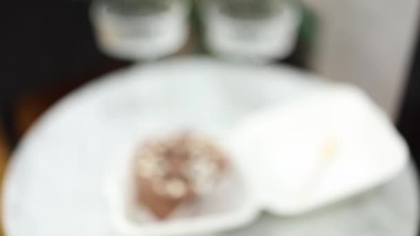 Шоколадный пирог с белой свечой и бокалами шампанского на роскошном мраморном столе — стоковое видео