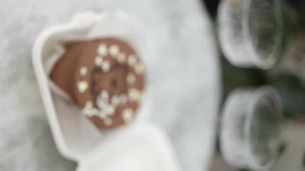 Τούρτα μπέντο σοκολάτας με λευκό κερί και ποτήρια chmpagne σε πολυτελές μαρμάρινο τραπέζι. Αποεστιασμένη κατακόρυφη βίντεο — Αρχείο Βίντεο