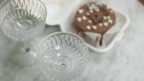 用木勺把巧克力面包放在生态盒里.豪华大理石桌上的白色蜡烛和香槟酒杯 — 图库视频影像