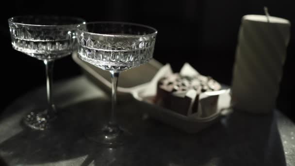 Τούρτα μπέντο σοκολάτας σε οικολογικό κουτί με ξύλινη κουτάλα. Λευκό κερί και γυαλιά chmpagne σε πολυτελές μαρμάρινο τραπέζι — Αρχείο Βίντεο