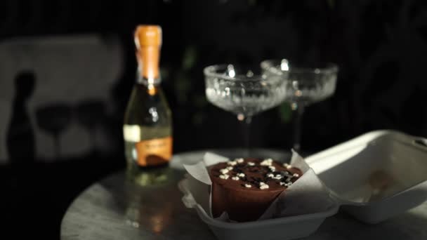 小生日派对用小香槟的巧克力本托蛋糕。精美的香槟酒杯放在豪华大理石桌上.两个人的蛋糕生日的概念 — 图库视频影像