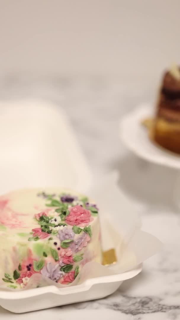 Trzy różne ciasto bento na białym stole. Małe ciasto bento dla jednej osoby jako prezent na wakacje. Pionowe wideo 4K 50fps — Wideo stockowe