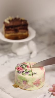 Kadın tiramisu bento kekinin yavaş çekimleri. Pastanın sunumu. Tek kişilik tatlı. Küçük bir doğum günü pastası. Diğerlerinin arka planı bento keki