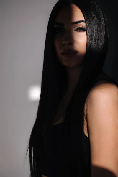 스튜디오에 있는 예쁜 여자의 초상화. 검은 주제의 아름다운 갈색 머리 소녀. 사이 클로 라마 의흰 배경 — 스톡 사진