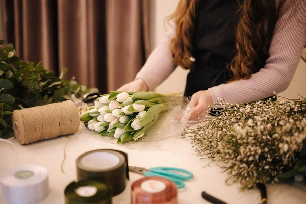 Sélection moyenne de femelle faire bouquet de fleurs de printemps — Photo