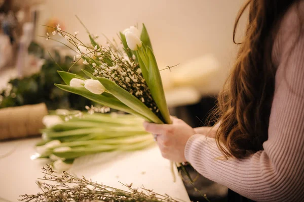 Sélection moyenne de femelle faire bouquet de fleurs de printemps — Photo