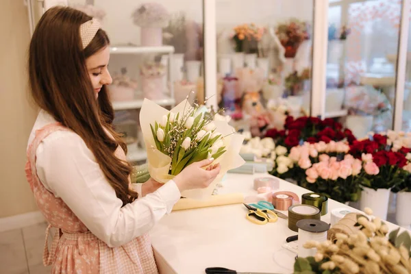 Female make spring bouquet. Gardeners in the flower shop make bouquet. Lifestyle flower shop. Beautiful flower composition —  Fotos de Stock