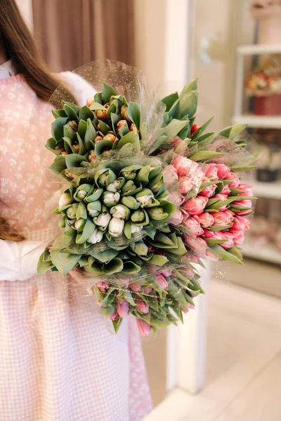 Woman make spring bouquet. Female florist hold bouquet of spring flowers. Beautiful flower composition. Fresh tulips — Fotografia de Stock