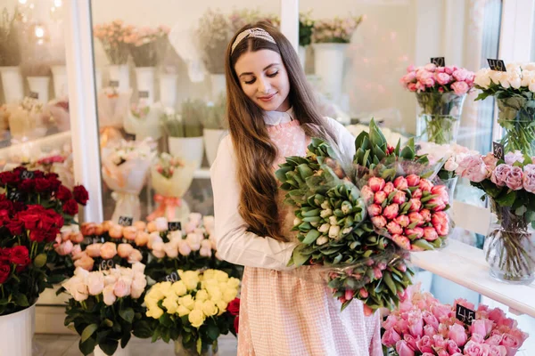 Woman make spring bouquet. Female florist hold bouquet of spring flowers. Beautiful flower composition. Fresh tulips —  Fotos de Stock