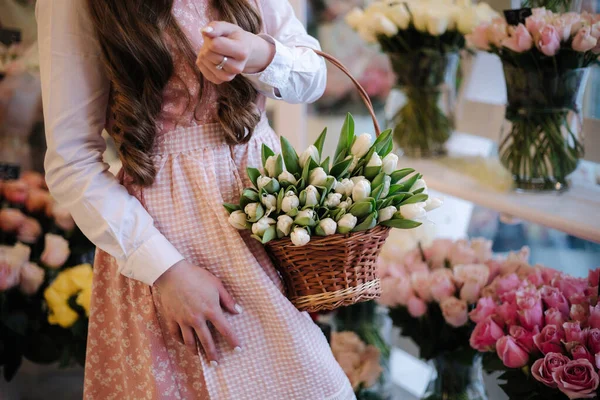 Woman make spring bouquet. Female floris put bouquet of white tulips. Beautiful flower composition. Fresh tulips. Middle selection —  Fotos de Stock