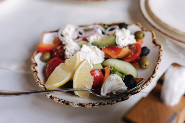 Delitious vegan greek salad with cashew cheese. Tomatoes, olives, bell pepper, cucumber, onion, in a dressing of raw black sasame oil. Raw food — 图库照片