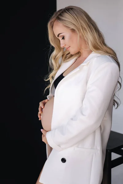Retrato Estudio Una Mujer Embarazada Gótica Con Chaqueta Blanca Que —  Fotos de Stock