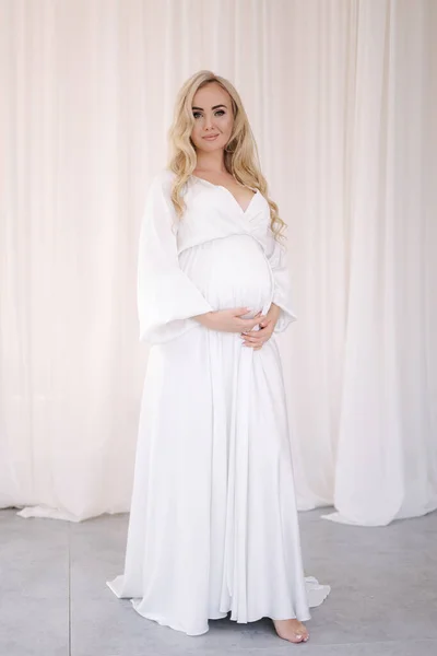 Schöne Schwangere Frau Mit Blonden Haaren Elegantem Weißen Kleid Posiert — Stockfoto