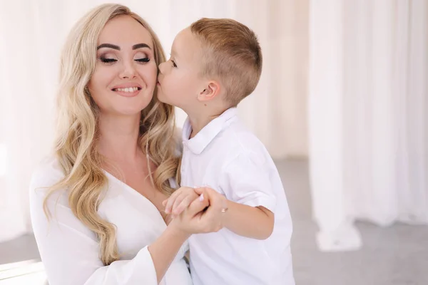 Wanita Hamil Cantik Dengan Anaknya Wanita Berpakaian Putih Elegan Berpose — Stok Foto