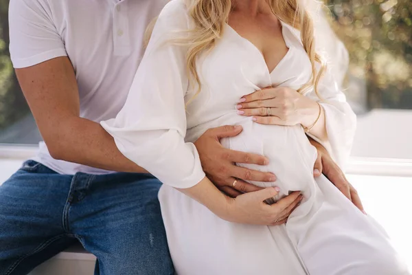 Средний Выбор Счастливых Будущих Родителей Мужчины Беременной Женщины Кладет Руки — стоковое фото