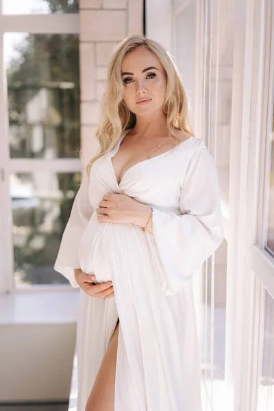 Schönes Porträt Einer Schwangeren Frau Weißen Kleid Konzept Der Perfekten — Stockfoto