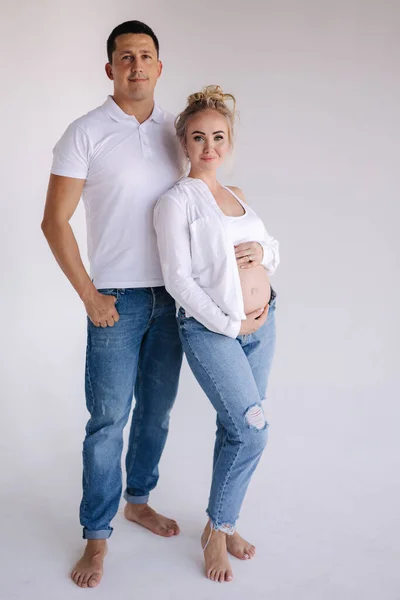 Ευτυχισμένοι Μελλοντικοί Γονείς Του Άνδρα Και Της Εγκύου Βάζει Χέρια — Φωτογραφία Αρχείου