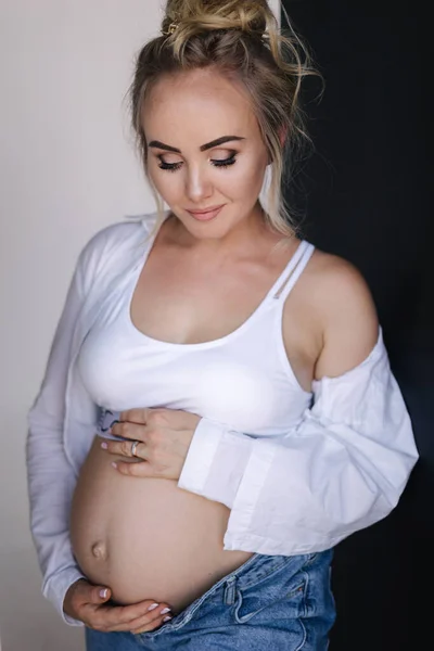 Retrato Una Mujer Embarazada Estudio Estilo Mezclilla —  Fotos de Stock