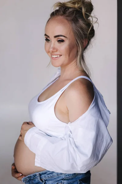 Detail Portrét Těhotné Ženy Studiu Bílém Pozadí Krásná Budoucí Matka — Stock fotografie