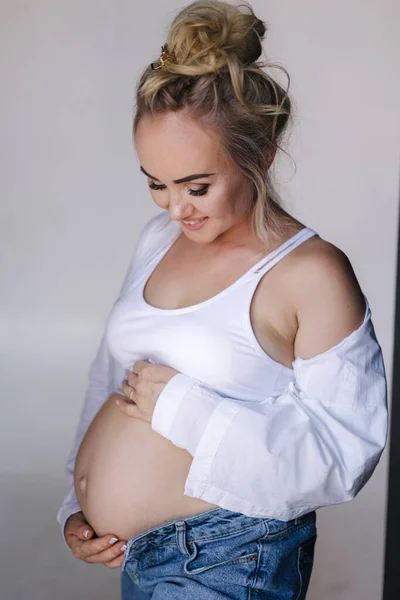 Gros Plan Portrait Femme Enceinte Studio Sur Fond Blanc Belle — Photo