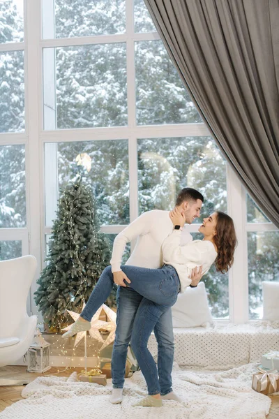 Belo Jovem Casal Posando Para Fotógrafo Estúdio Ano Novo Árvore — Fotografia de Stock