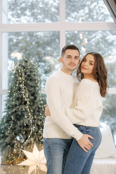 Belo Jovem Casal Posando Para Fotógrafo Estúdio Ano Novo Árvore — Fotografia de Stock