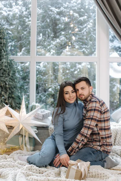 Ein Junges Schönes Paar Aus Mann Und Frau Sitzt Vor — Stockfoto