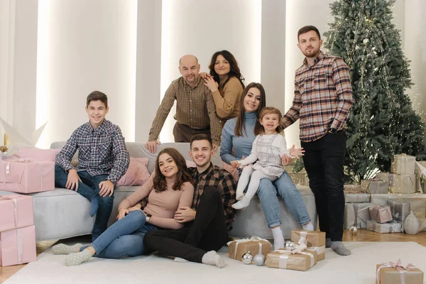 크리스마스 전날멋진 가족이 되었지 대규모 모임의 자녀와 바닥에 조부모와 할머니 — 스톡 사진