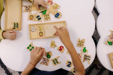 Çocukların üst düzey görüşü eğitici bulmacaları bir araya getiriyor.