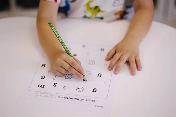 Los Niños Círculo Jardín Infantes Diferentes Letras Con Lápiz — Foto de Stock