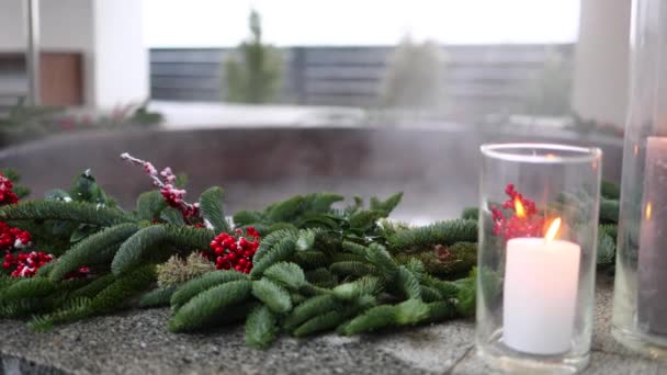 浴槽から上がる蒸気のクローズアップビュー 鋳鉄製のホットタブのキャンドルを飾る 高齢者のバラと松のコーンとクリスマスの小枝 4Kスローモーションビデオ — ストック動画