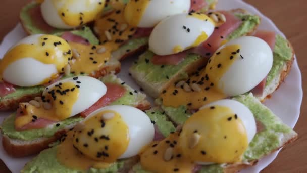 Delicious Eggs Benedict Smoked Salmon Hollandaise Sauce Guacamole Pine Nuts — Stock Video