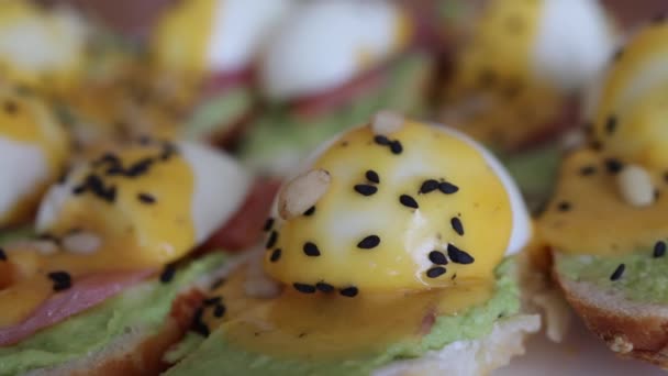 Delicioso Benedicto Huevos Con Salmón Ahumado Salsa Holandesa Guacamole Piñones — Vídeo de stock